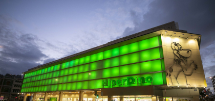 Se puede observar la tienda del HiperDino de Triana iluminada en verde en conmemoración al Día Mundial Contra el Cáncer, que tiene lugar cada 4 de febrero