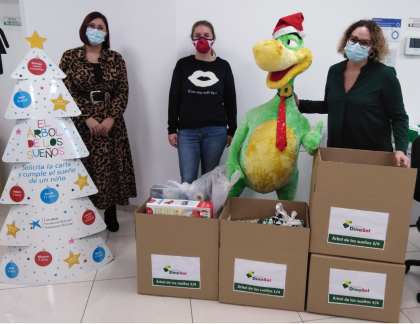 Se puede observar al equipo de la Fundación DinoSol haciendo entrega de los regalos recabados de la iniciativa de El Árbol de los Sueños.
