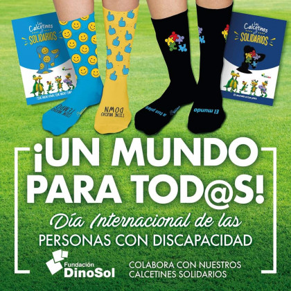 Se puede observar un cartel informativo donde la Fundación DinoSol invita a todas las personas a vestir sus Calcetines Solidarios el Día de la Discapacidad con el eslogan: Un Mundo para Todos