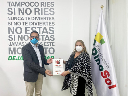Se puede observar a Isaac Díaz, presidente provincial de Cruz Roja Las Palmas, y Davinia Domínguez, presidenta de la Fundación DinoSol.