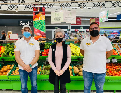 Se puede observar a la directora de la Fundación DinoSol en la frutería del centro comercial Las Rotondas en Fuerteventura junto a integrantes de la asociación La Caja de la Pequeña Silvia.