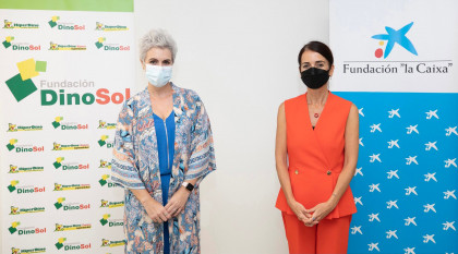 Se puede observar a Virginia Ávila, directora de la Fundación DinoSol, junto a la responsable de Acción Social de CaixaBank en Canarias, Olga del Pino.