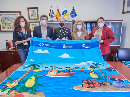 Foto de algunos gerentes de los Hospitales de Canarias con la directora de la Fundación DinoSol y una de las mantas.