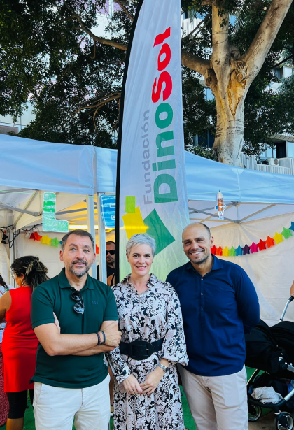 Foto del Alcalde de Santa Cruz de Tenerife en compañçia de la directora de la Fundación DinoSol y del Concejal de Fiestas del Ayuntamiento