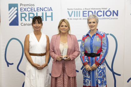 Directora de RRHH de DinoSol junto a la presidenta y a la directora de la Fundación DinoSol