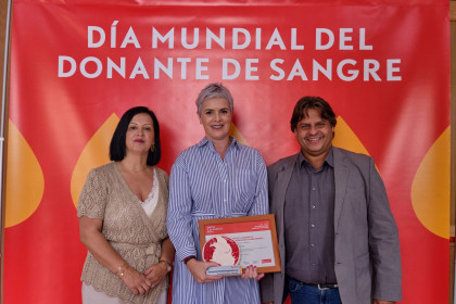 Foto de la directora de la Fundación DinoSol recogiendo el reconocimiento