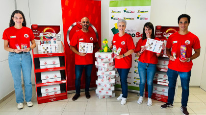 Equipo de la Fundación DinoSol y Colgate