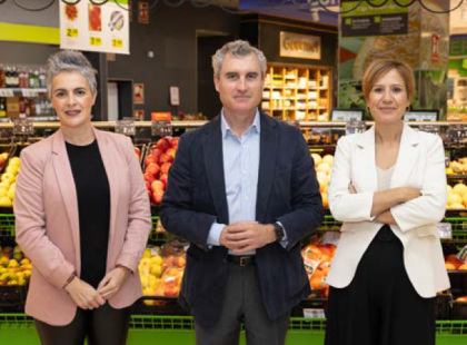 Virginia Ávila, directora de la Fundación DinoSol, José María Samaniego, director de RRHH de HiperDino, y Emma Fernández, directora regional en Canarias de Inserta Empleo