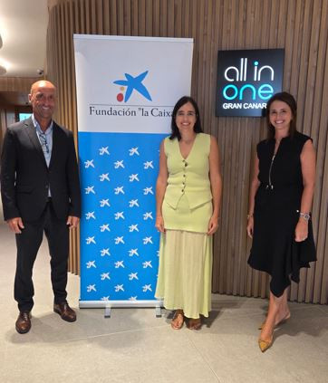 La directora de la Fundación DinoSol con los responsables de Fundación "La Caixa"