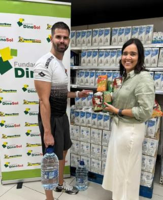 La directora de la Fundación DinoSol, Patricia Muñoz, explicando los ejercicios del reto