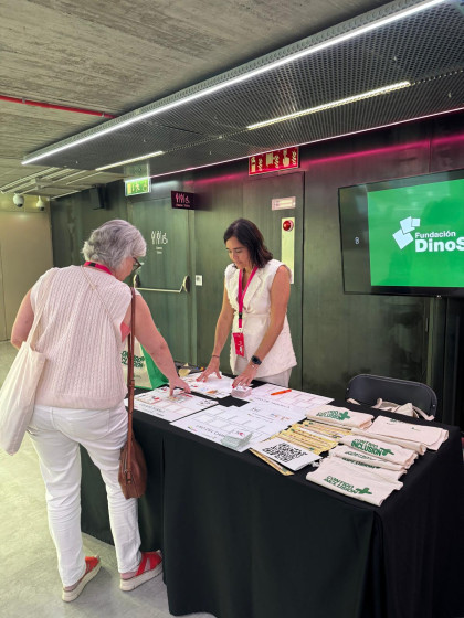 La directora de la Fundación DinoSol, Patricia Muñoz, en el stand dando la información sobre los pictogramas