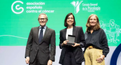 Foto de la directora de la Fundación DinoSol recibiendo el reconocimiento