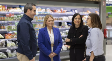 Imagen de la presidenta y la directora de la Fundación con unos compañeros en tienda