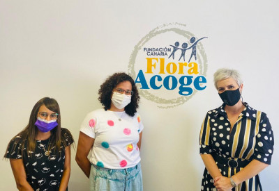 A la izquierda de la imagen se encuentran dos trabajadoras de la entidad Flora Acoge y a la derecha está la directora de la Fundación DinoSol, Virginia Ávila.