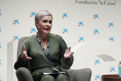 Virginia Ávila, directora de la Fundación DinoSol colaborando en la mesa redonda