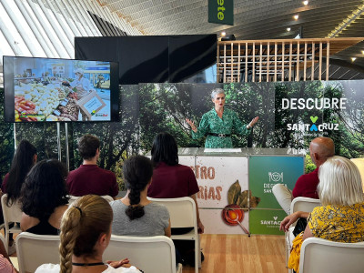 Virginia Ávila, directora de la Fundación DinoSol explicando el proyecto