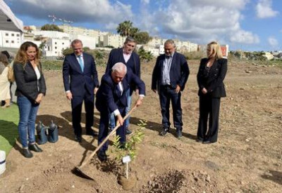 Plantación de la primera especie en el Bosque de la Dehesa