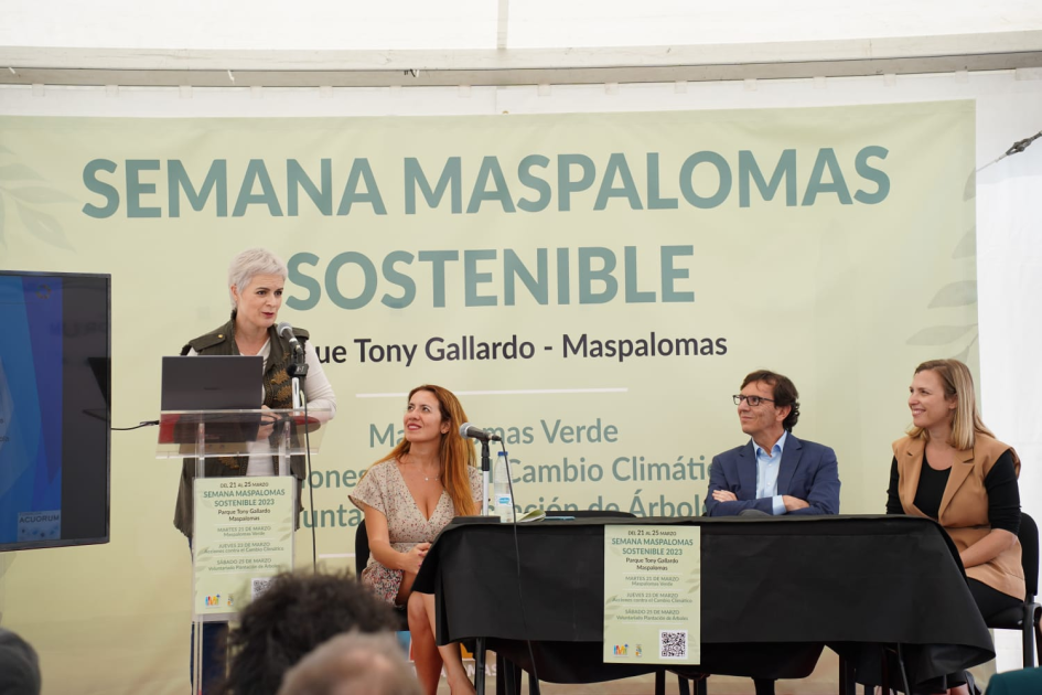 Virginia Ávila, Directora de la Fundación DinoSol participando en la jornada
