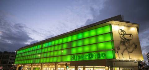 Se puede observar la tienda del HiperDino de Triana iluminada en verde en conmemoración al Día Mundial Contra el Cáncer, que tiene lugar cada 4 de febrero