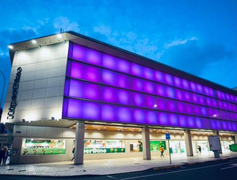 Se puede observar la tienda en morado en conmemoración del Día Internacional de la Violencia contra la Mujer.