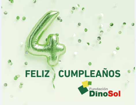 Se puede observar un globo verde con el número cuatro y confeti del mismo color cayendo, para festejar el aniversario de la Fundación DinoSol.