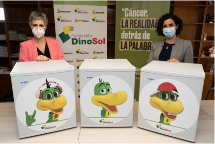 Se puede observar la donación de neveras de la Fundación DinoSol al HUC .