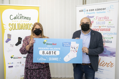 Se puede observar a la presidenta de la Fundación DinoSol Davinia Domínguez junto a José Jerez, presidente de la entidad Niños con Cáncer Pequeño Valiente, haciendo entrega del cheque con la recaudación de 8.421€ recaudados con la venta de los calcetines Pequeños y Valientes.