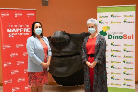 Se puede observar a Esther Martel, directora de la Fundación MAPFRE Guanarteme junto a Virginia Ávila, a su derecha, directora de la Fundación DinoSol que posan juntas para inmortalizar la donación recibida por MAPFRE para el Programa de Ayuda a las Familias Canarias de la Fundación DinoSol