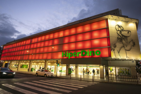 Tienda HiperDino, iluminada de rojo