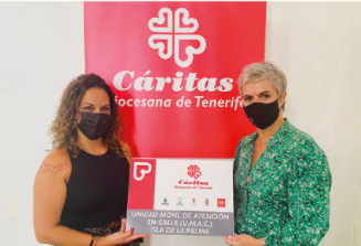 Se puede observar a la directora de la Fundación DinoSol, Virginia Ávila, junto a Leticia Barrios, técnico de Cáritas Diocesana de Tenerife en la isla de La Palma.