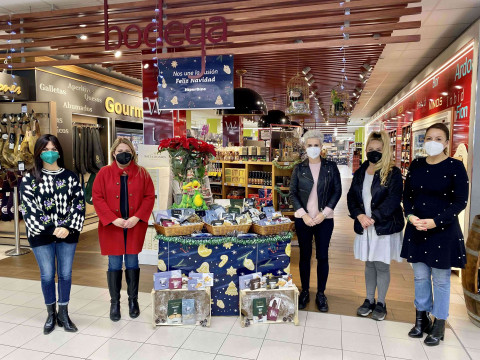 Foto en el HiperDino La Grama en el momento de la donación de productos