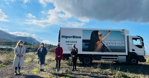 Las concejalas de los ayuntamientos de La Palma con la directora de la Fundación DinoSol delante del volcán.