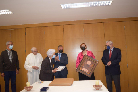 Daura Rodríguez recogiendo el premio