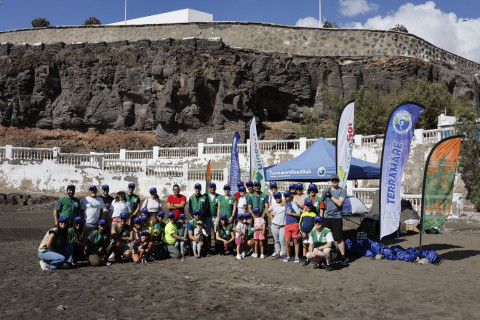 Voluntari@s de la Fundación DinoSol colaboran en la limpieza de la playa 