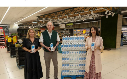 Foto de la entrega de la donación con los representantes de las entidades