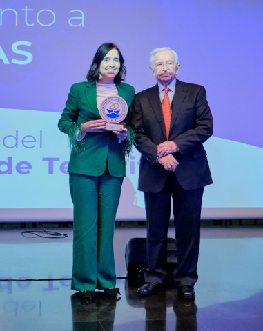 La directora de la Fundación DinoSol, Patricia Muñoz, recibiendo el galardón del Banco de Alimentos de Tenerife