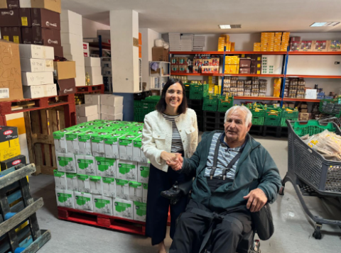 La directora de la Fundación DinoSol, Patricia Muñoz, entregando la donación al presidente de la Asociación Guaxayra, Basilio Hernández
