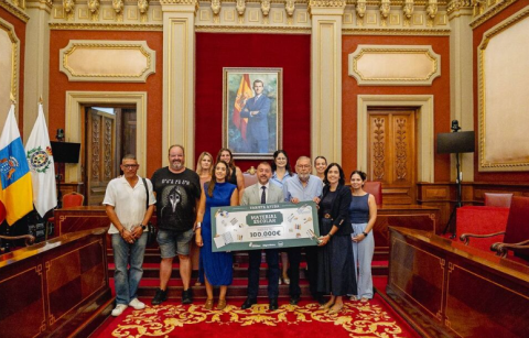 Entrega cheque Ayuntamiento de Santa Cruz para material escolar