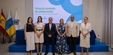Foto de la firma del convenio con el IMAS